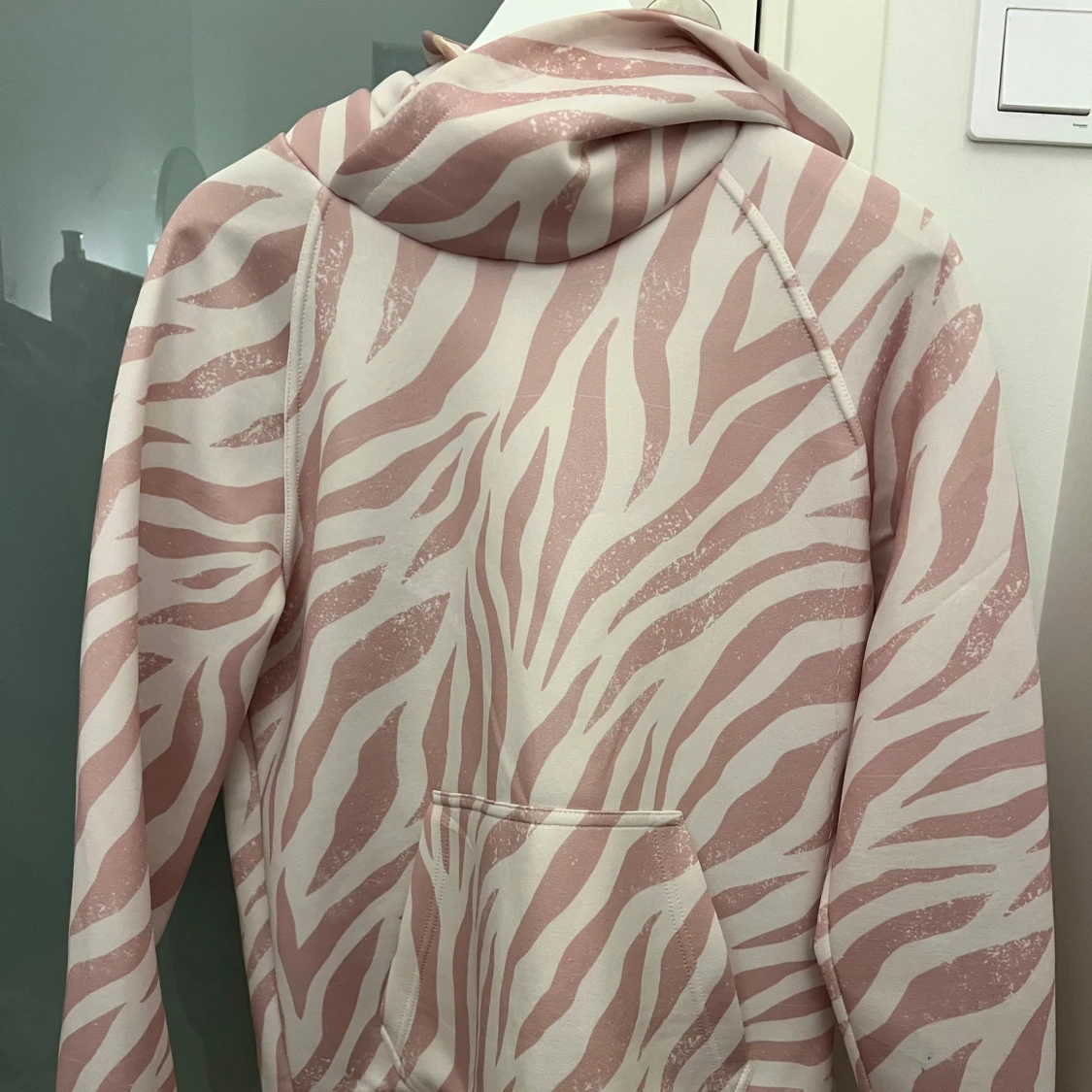 Rosa och vit zebramönstrad hoodie