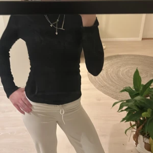 Svart långärmad topp från Tezenis - Säljer en stilren svart långärmad topp från Tezenis. Perfekt för en enkel och elegant look. Toppen har en normal passform och är tillverkad i ett mjukt material som känns skönt mot huden.