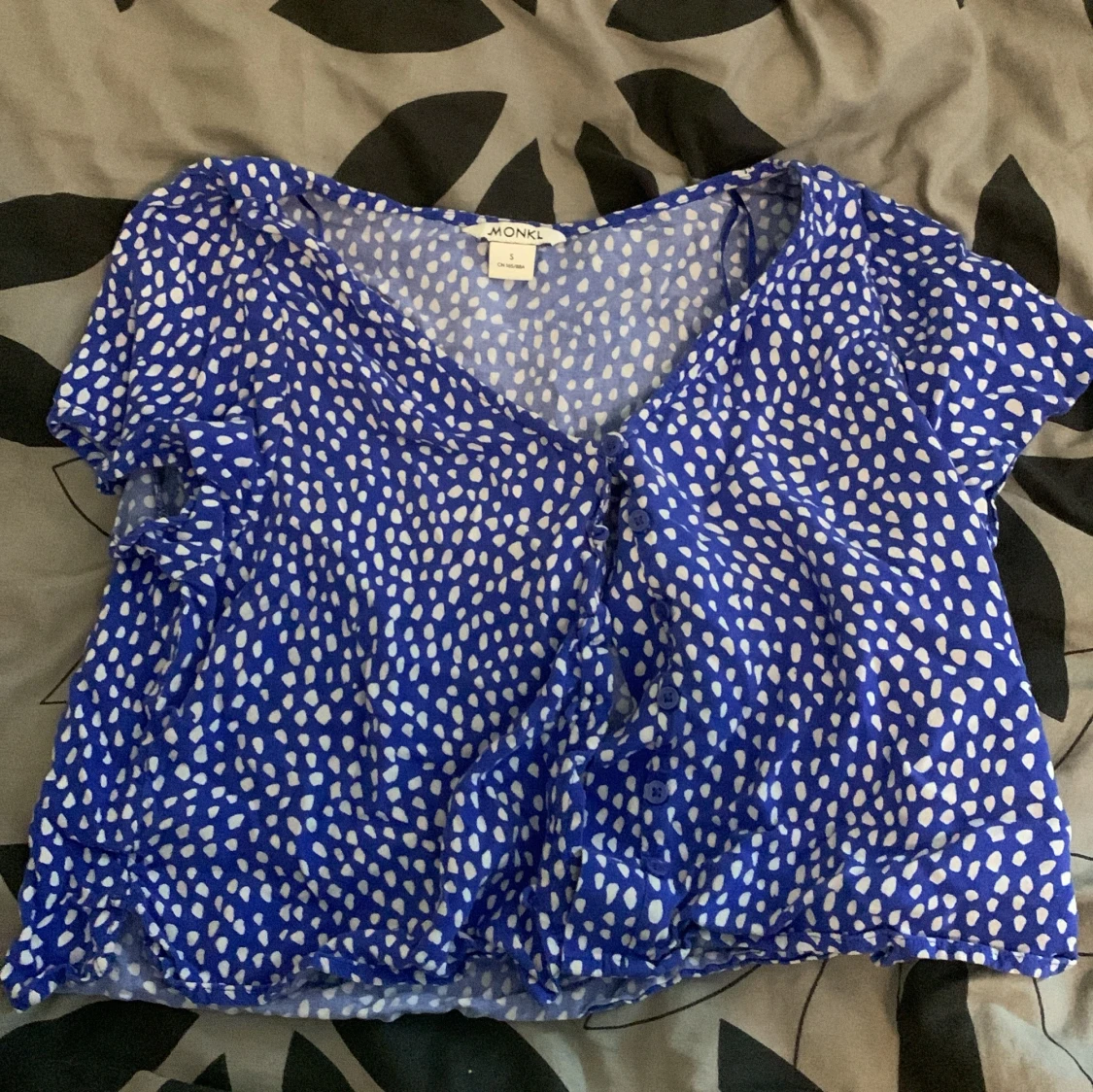 Blå prickig blus från Monki