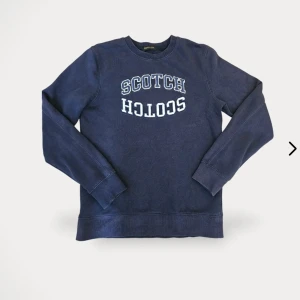 Mörkblå sweatshirt från Scotch & Soda - Säljer en snygg mörkblå sweatshirt från Scotch & Soda med texten 'SCOTCH' i vitt på framsidan. Storlek M (unisex), i mycket fint, använt skick.