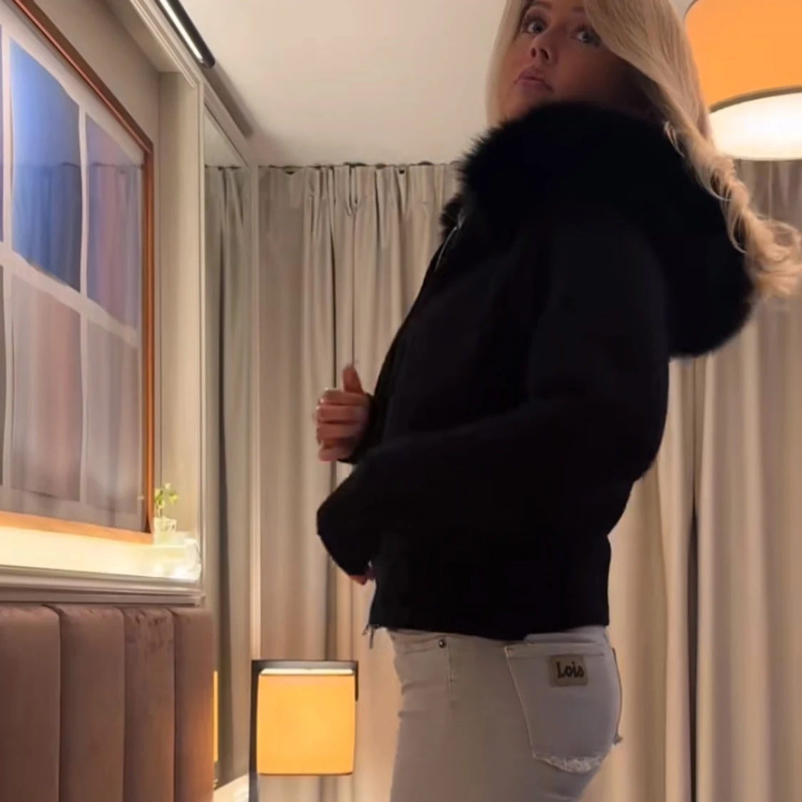 Svart stickad jacka med pälshuva - 2