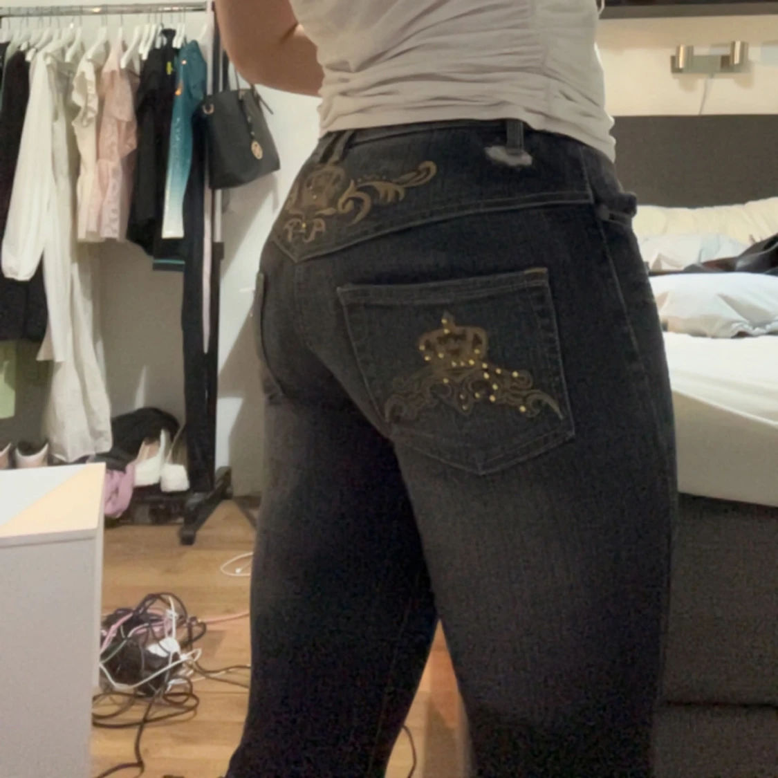 Mörkblå jeans med broderade detaljer från Miss O&Y