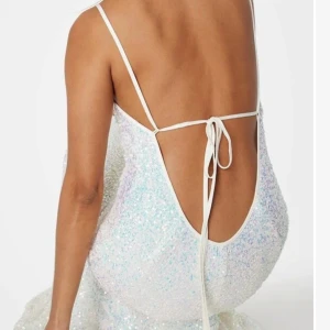 Vit glittrig klänning med öppen rygg - Köpte till balen i sommar men har nu hittat en annan klänning, den är alltså helt ny aldrig använd! 💕💕Köpt på Bubbelroom. Perfekt för bal eller en annan viktig kväll!