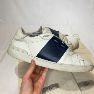 Valentino open - Valentino Garavani || skick 9/10 || storlek 45 1/2 || made in Italy 🇮🇹 || dustbag medföljer ej ||  nypris ca 7200kr mitt pris endast 2599kr || pris kan diskuteras vid snabb affär!