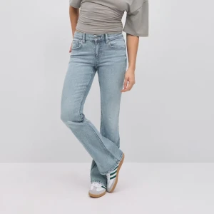 Ljusblå bootcut jeans - Snygga ljusblå bootcut jeans med klassisk femficksdesign. Jag säljer dessa då dom är lite för korta för mig. Dom är i storlek 38 regular.