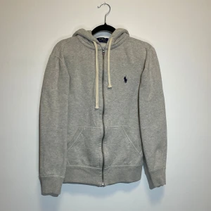 Ralph Lauren zip hoodie - Ralph Lauren || skick 9/10 || storlek XS || nypris ca 2300kr mitt pris 1099kr || 100% äkta || pris kan diskuteras vid snabb affär!