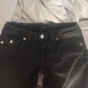 True religion jeans  - True religion jeans joey low rise från Nelly. Aldrig använd pågrund av för liten storlek.  (1299 kr få kvar i denna storelk)