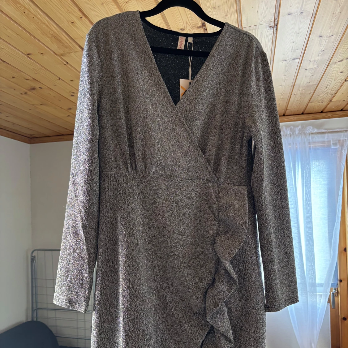 Glittrig omlottklänning från Only - 1