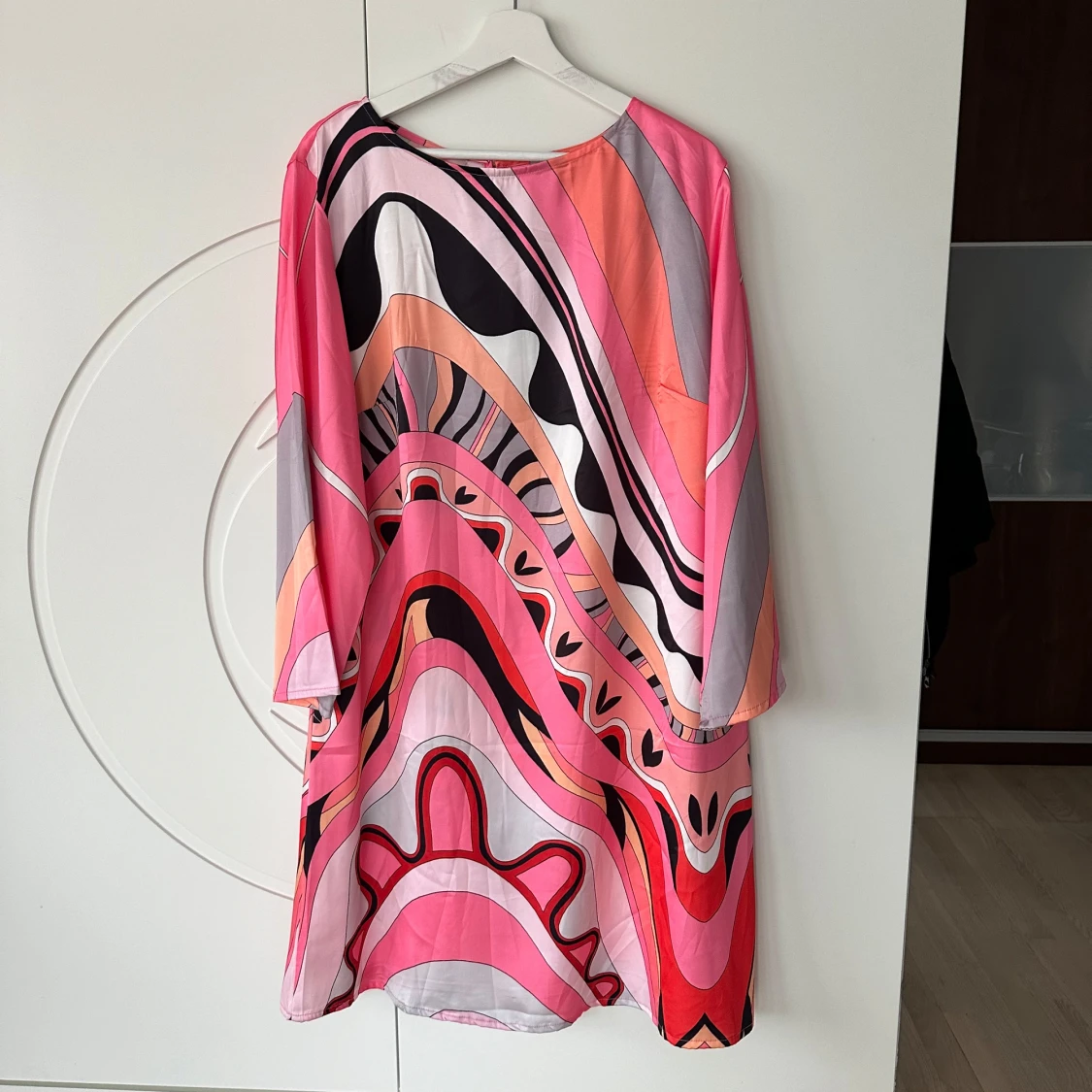 Färgglad mönstrad klänning