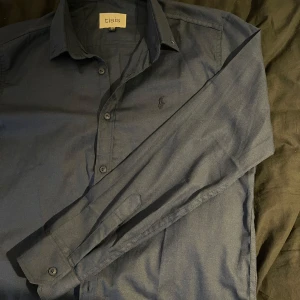Mörkblå skjorta från Ralph Lauren - Snygg mörkblå skjorta från polo. Helt ny. Priset kan diskuteras 