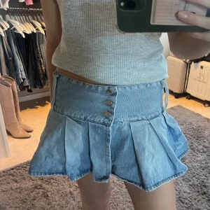 Blå jeanskjol med volang  - Super fin jeanskjol i ljusblå , går att ha med eller utan skärp , Superfin