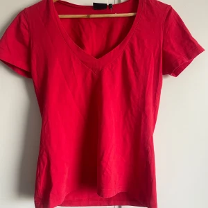 Röd v-ringad t-shirt - Storlek L men skulle mer säga den sitter som en M, 
