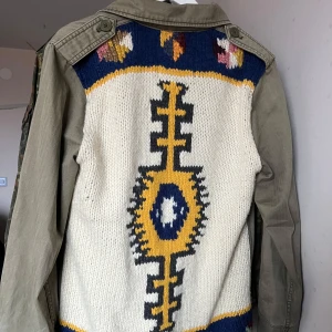 Olivgrön Overshirt  - Säljer en unik olivgrön overshirt med en riktig snygg stickad baksida. Perfekt för dig som vill ha något unikt Under våren!🤩