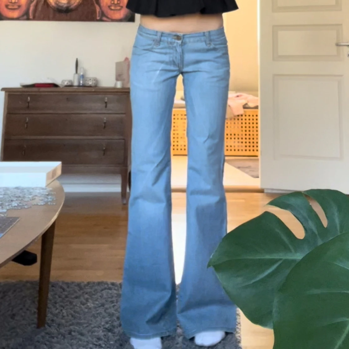 Ljusblå utsvängda jeans