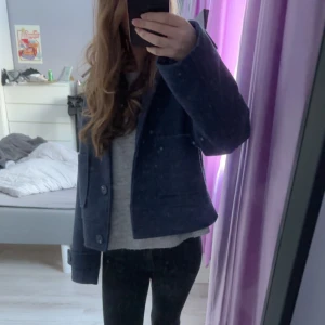 Mörkblå kort kappa - Kappan är köpt från lager 157 och är i storlek xs. Säljer då jag köpt en annan modell. Använd några få gånger under sommaren 💗 Skriv vid frågor