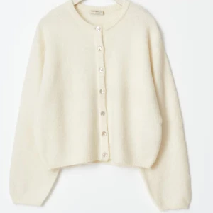 Vit kofta från ginatricot - Mysig vit kofta från ginatricot med knappar framtill i strl L men sitter fint oversized på en s eller xs!!