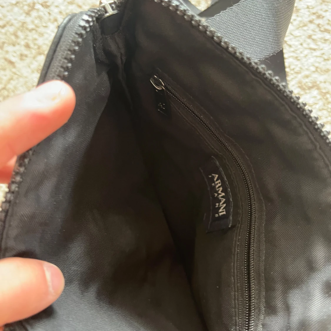 Svart axelväska från Armani (liten) i skinn - 2