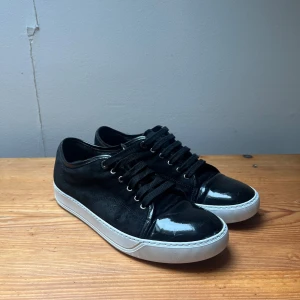 Lanvins storlek 42 svarta  - Svarta lanvins i storlek 42. Sitter lite större så skulle säga att de motsvarar en vanlig storlek 43. Skriv om du har frågor eller funderingar🙌