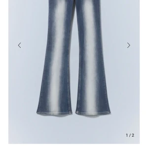 Blå bootcut jeans - Snygga blå bootcut jeans med en cool tvättad effekt. De har en klassisk design med en lätt utsvängd stil som ger en retro känsla. Perfekta för att ge din outfit en avslappnad men trendig look.