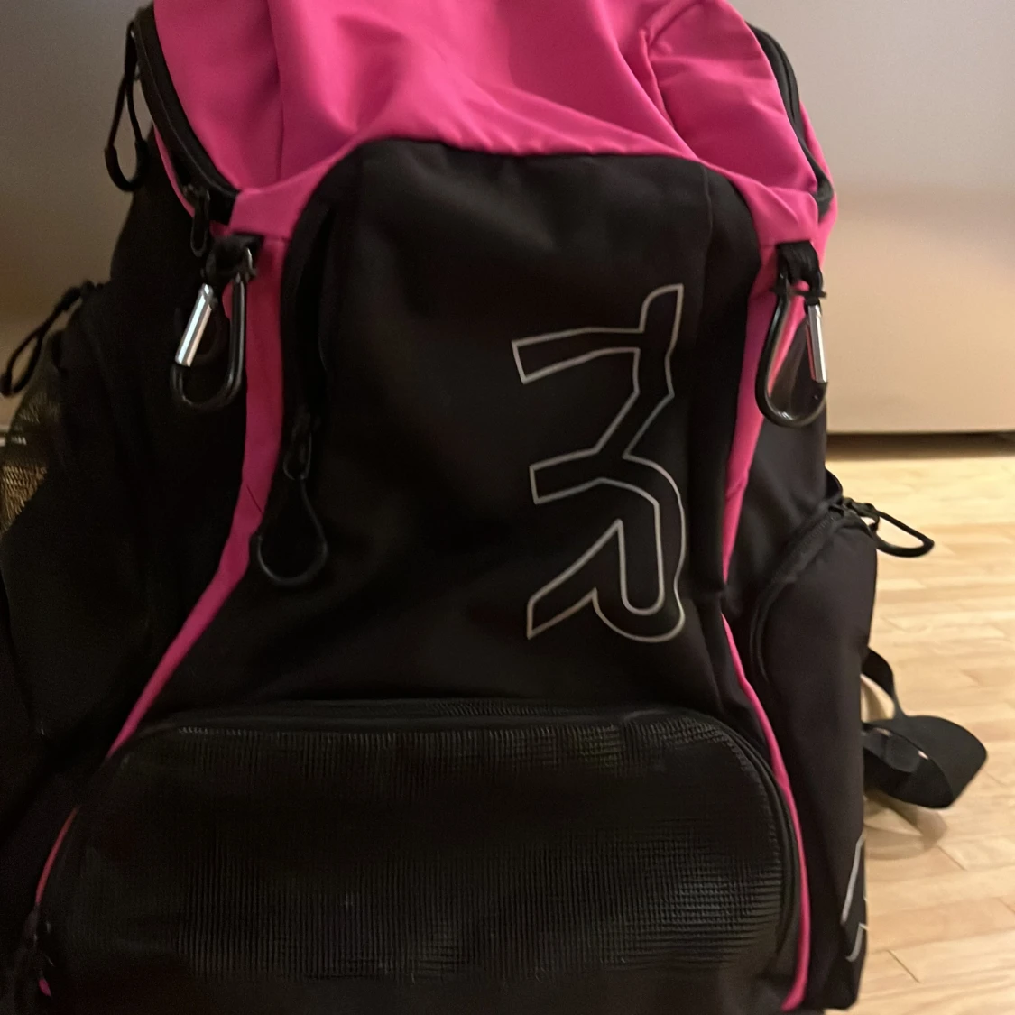 Svart och rosa ryggsäck från TYR