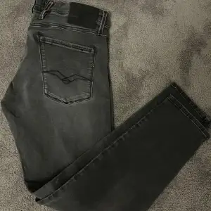 Ett par grå feta Replay jeans med slim form. Storleken är 34 i midjan men det som är så bra är att de sitter med mycket stretch i midjan så de passar även mig som vanligtvis har storlek 31 eller 32 i midjan. Jeansen är i suveränt skick. Skriv vid minsta fundering:) 