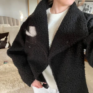 Svart gina kappa - Svart kort kappa från Gina med supersnygg krage, kan knäppas upp hela vägen om man vill, fint skick och inga synliga defekter 😍 Lite teddymaterial