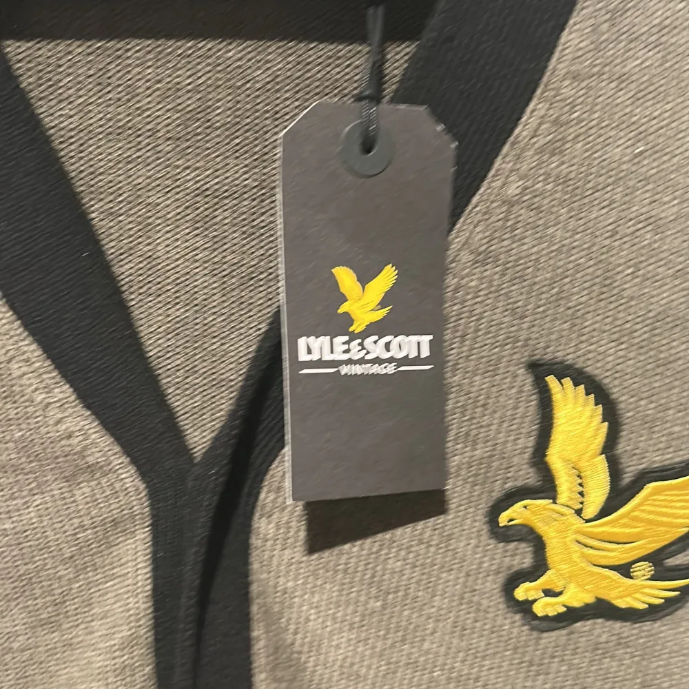 Jag säljer nu en helt ny lyle & scott tröja som funksr perfekt för dig som jobbar ett kontorsjobb eller för daglig användning. Jag säljer den för 450kr. Säljer då den blev för stor för mig. Den är helt ny och har även tagsen kvar. priset går att diskutera . Neuletakit & Villapaidat.