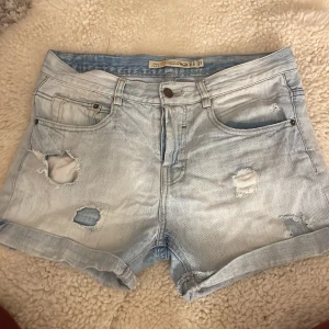 Jeans sjorts - Jätte snygga ljusblå jeansshorts med hål💕liten fläck på baksidan men inget man tänker på💋