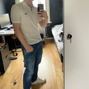  Pikétröja Fred Perry - Tjena, säljer nu min begie vita pikétröja från Fred Perry. Skriv gärna om ni har några funderingar🤩💭