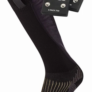 Therm-ic Sock Set Multi+700 Svart - Håll fötterna varma under långa dagar ute när temperaturen faller – set med strumpor, batteri och laddkabel  Med Powersock Set Heat Multi + S-Pack 700 får du ett par värmestrumpor från Thermi-ic med välkänt värmefördelingssystem, high-tech material och patenterade funktioner.   Impulse Control stimulerar blodcirkulationen medan de 3 inställningarna för värme regleras enkelt med knappen på batteriet som fästs med trycknappar längst upp på strumpans utsida.  Den knälånga modellen ger en bekväm, pr