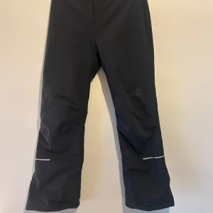 Skidbyxor från Haglöfs - Haglöfs svarta Niva insulated skidbyxor, storlek 164, mycket bra skick, använts en vecka. Säljer då de inte passar längre. Nypirs: 1000kr