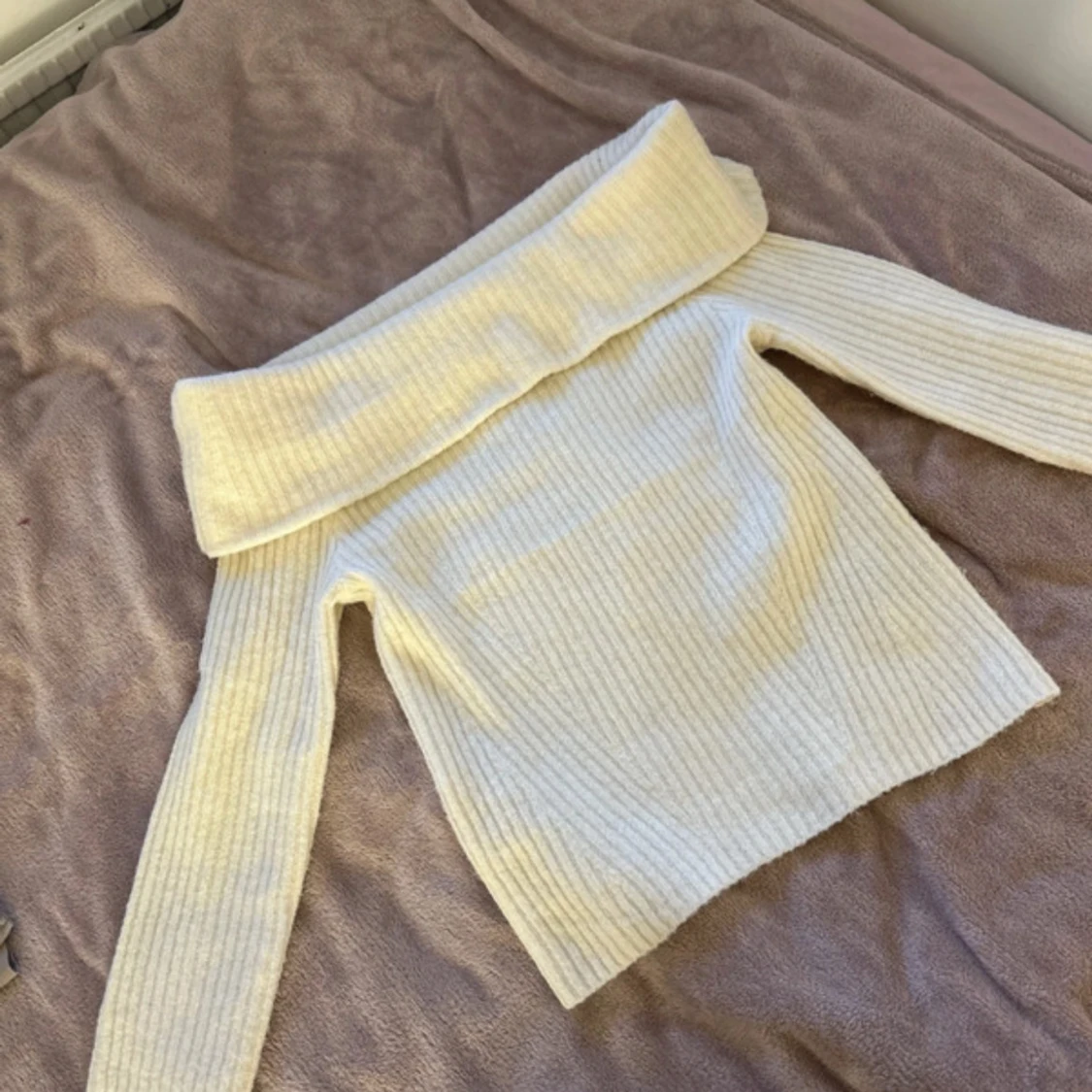 Vit ribbad offshoulder tröja från H&M