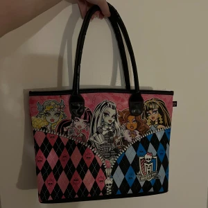 Monster High väska - Söt Monster High väska, rengjord men ej använd! 🖤