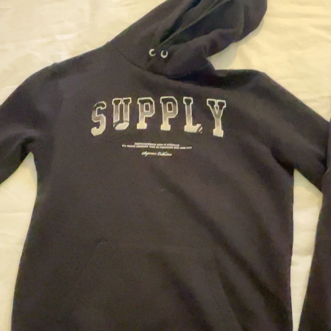 Svart hoodie från Supply & Demand - 1
