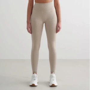 Beige Melange Ribbed Seamless Tights - Säljer dessa supersköna ribbade tights från Aimn!  De är nästan som nya, jag har bara använt dem ett fåtal gånger☺️Storlek M men passar mig bra som brukar ha S! Nypris är 599kr men jag säljer för 250kr☺️