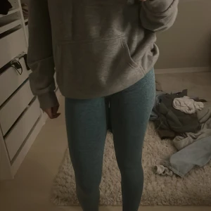 Blå leggings från Relode - Snygga blå leggings från Relode i storlek XS. Perfekta för träning eller en avslappnad dag. De har en tight passform som framhäver figuren och är tillverkade i ett bekvämt material. PRIS GÅR ATT DISKUTERAS