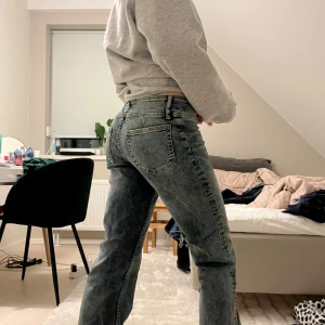  jeans från Monki - Snygga grå-blå jeans från Monki med en klassisk design. De har en normal passform och är perfekta för en avslappnad stil. Jeansen har två knappar och dragkedja framtill. Endast använda en gång 