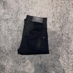 Replay Anbass hyperflex - Ett par feta replay jeans i modell Anbass. Skick 10/10. Storlek 29/32. Nypris 1800+, mitt pris 549kr! Skriv vid minsta fundering🫡