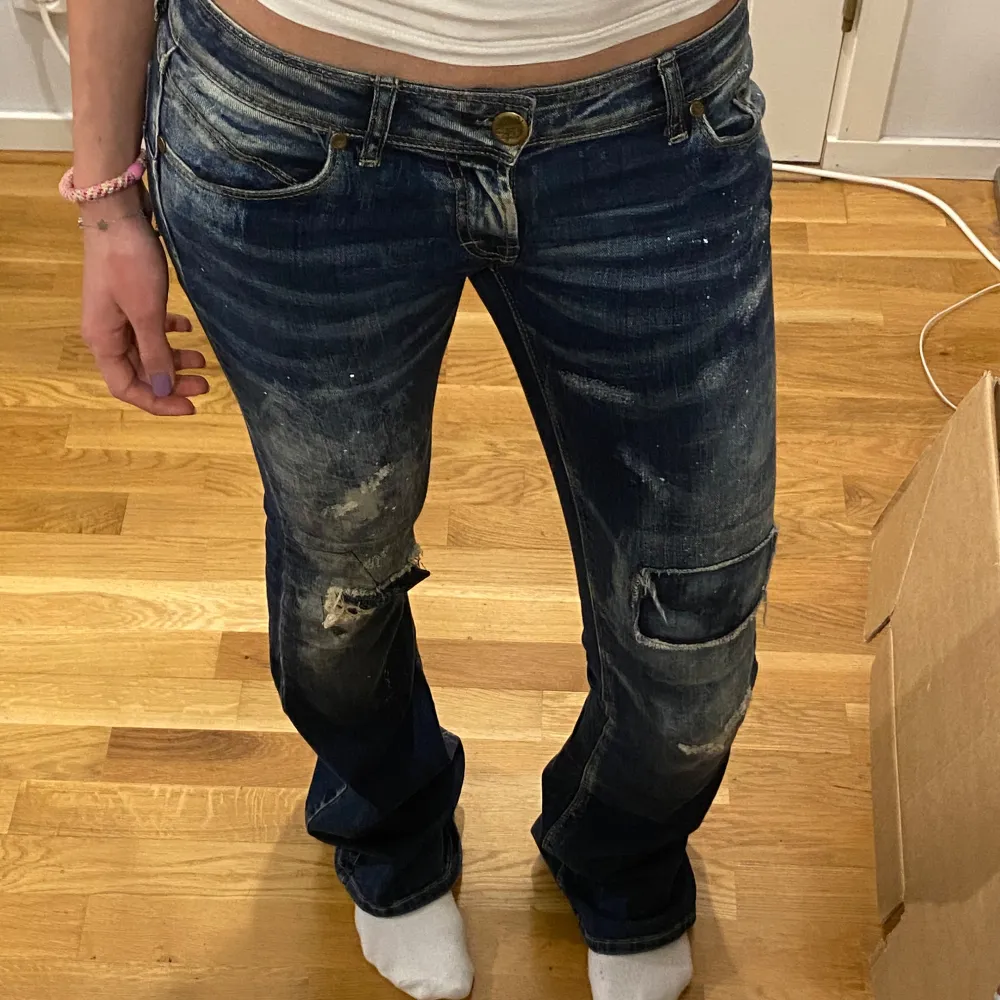 Lågmidjade bootcut jeans med supercool slitage-look på framsidan, midjemått ca 39cm & innerbenslängd ca 88cm. Farkut & Housut.
