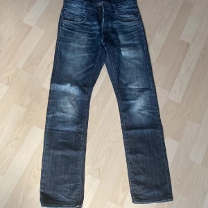 G-STAR jeans  - Snygga blå jeansbyxor med en klassisk straight passform. De har en lätt tvättad look och femficksdesign. Perfekta för en avslappnad stil. Det är storleken W31 L32. Dessa är tyvärr för små för mig, men dom är väldigt feta och sköna. Hör av er vid frågor eller önskan av fler bilder!