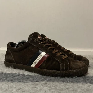 Moncler Sneakers - Säljer dessa Moncler Sneakers i riktig bra skick. Inget OG medföljer. Skick 8/10 i storlek 42, vid yttligate frågor, skicka ett DM 📩