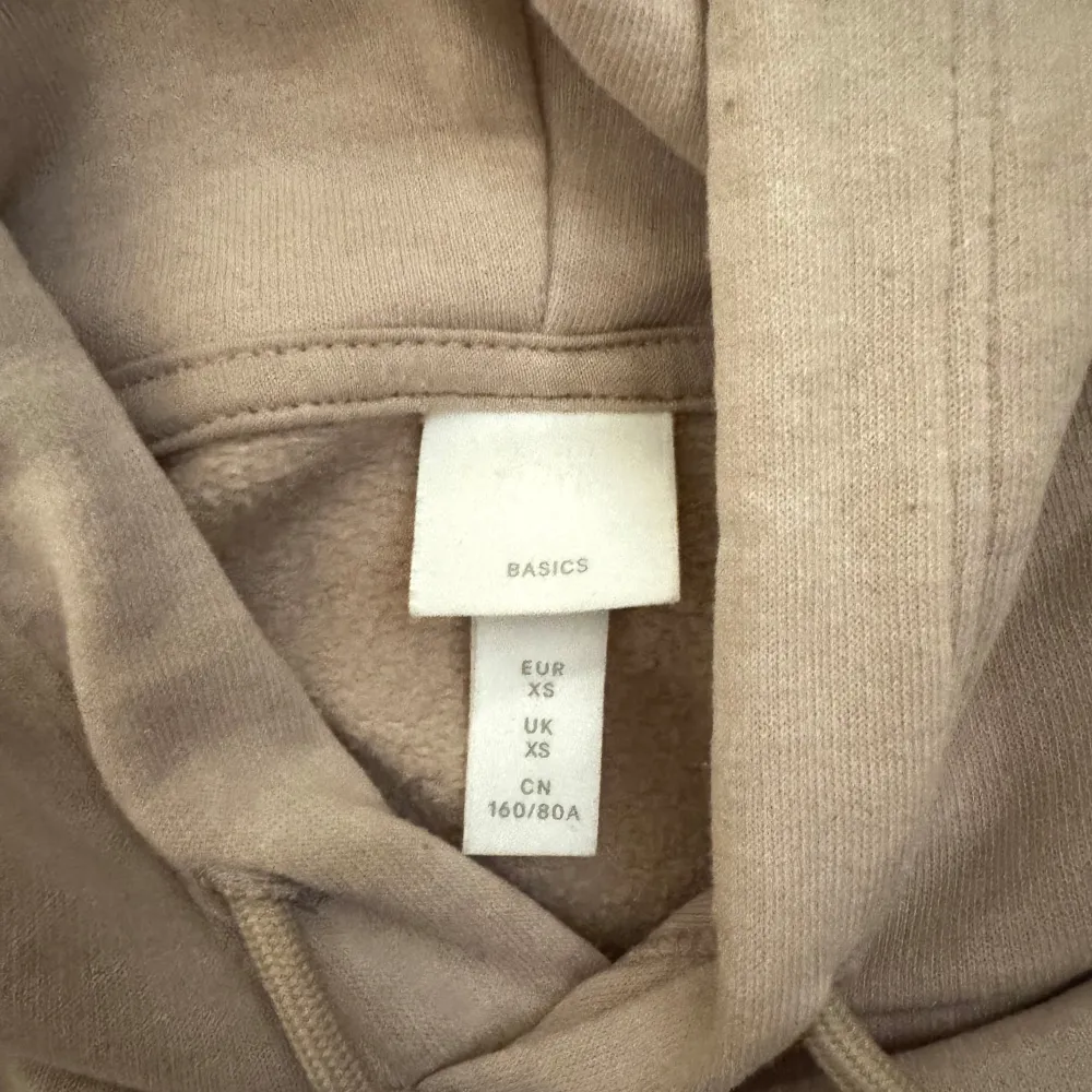 Säljer en stilren beige hoodie från Hm 💕. Neuletakit & Villapaidat.