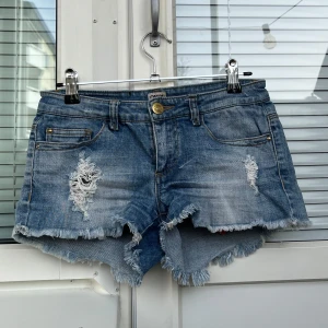 Only Jeansshorts - Snygga jeansshorts med slitningar fram- och baktill😇💓De är använda men i bra skick!💓35cm rakt över midjan!