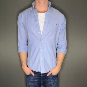 Ralph lauren skjorta - Hej säljer nu min fina Ralph Lauren skjorta i storlek M. Den är i nyskick och kommer vara otroligt snygg nu i vår och framåt sommaren. Nypris cirka 1600kr! Vi kommer att sälja liknande produkter nu i vår och närmare sommaren så glöm inte följa profilen!🌊🍾