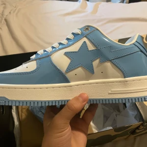 Bapesta Baby blue - Hej jag säljer mina baby blåa bapesta, i storlek 40-41. Aldrig använt dem då jag tyckt de har varit för fina och dyra. Köpte de under en sneaker trading event för runt 3500kr