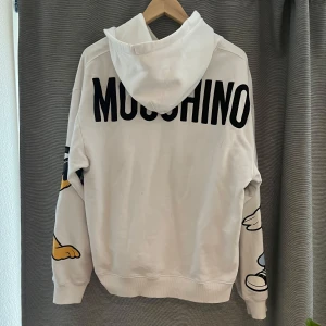 Äkta moschino hoodie  - Väldigt fin hoodie/ tröja, kan gå ner vid snabb affär