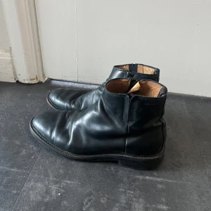 Svarta skinnboots från Gant - Snygga svarta boots i skinn från Gant med en stilren design. Skorna har en dragkedja på sidan för enkel på- och avtagning. Perfekta för en elegant look.