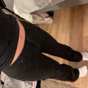 Svarta jeansbyxor - Snygga svarta jeansbyxor med nån detalj på bakfickorna . Jeansen är raka. Vet inte riktigt vart dom är ifrån