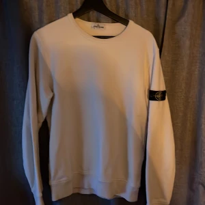 Stone Island crewneck - Stone Island använd fåtall gånger storlek junior passa som S, ingen fläck väldigt fräsch köpt på nk för två år sen 