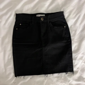 Svart jeanskjol  - Svart jeanskjol i stretchigt material. Använd fåtal gånger fint skick. 